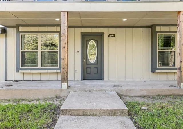 Photo 3 of Single family home for sale at 4321 Green Oak Dr, Granbury, TX 76048 | MLS# 21180325 | Listing updated on 2026-08-17