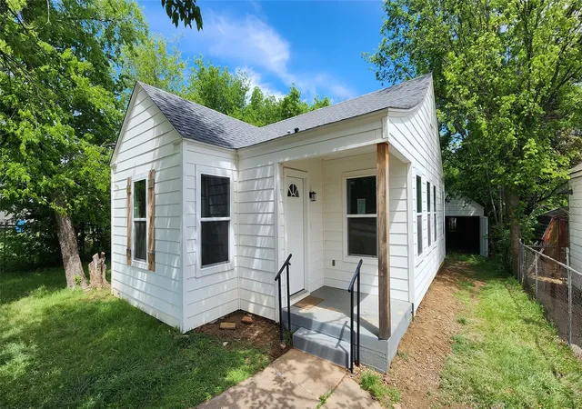Homes for sale in Mineral Wells, TX | 903 Sw 5th Ave Sw, Mineral Wells, TX 76067 | MLS# 21177486