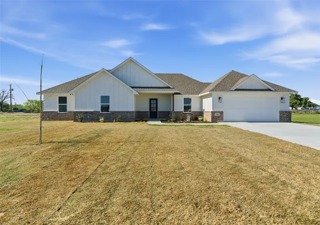 Homes for sale in Lipan, TX | 248 Yawney Dr, Lipan, TX 76462 | MLS# 21181262