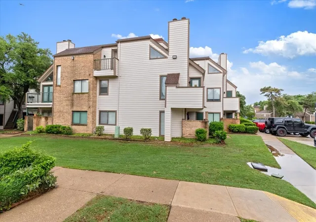 2nd image of 2309 Balsam Dr #K213, Arlington, TX 76006 | MLS# 21181294