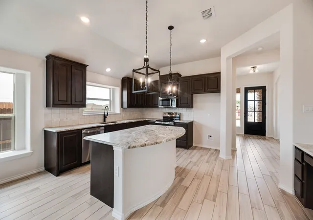 Photo 4 of Sale Pending at 288 Coronado Ct, Granbury, TX 76048 | MLS# 21181372 | Listing updated on 2026-07-14