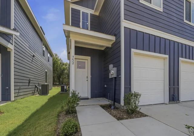 Photo 3 of Townhouse for sale at 752 Stonewood Dr, Sulphur Springs, TX 75482 | MLS# 21181486 | Listing updated on 2026-09-02