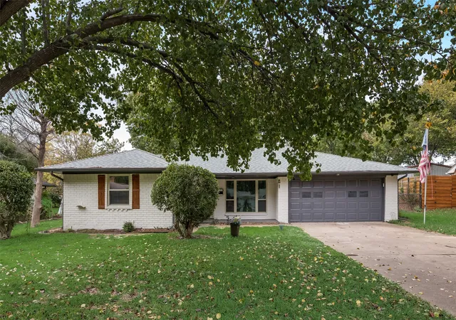 Photo 1 of Sale Pending at 611 Ray Andra Dr, De Soto, TX 75115 | MLS# 21181627 | Listing updated on 2026-07-24