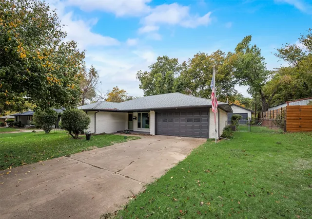 Photo 2 of Sale Pending at 611 Ray Andra Dr, De Soto, TX 75115 | MLS# 21181627 | Listing updated on 2026-07-24