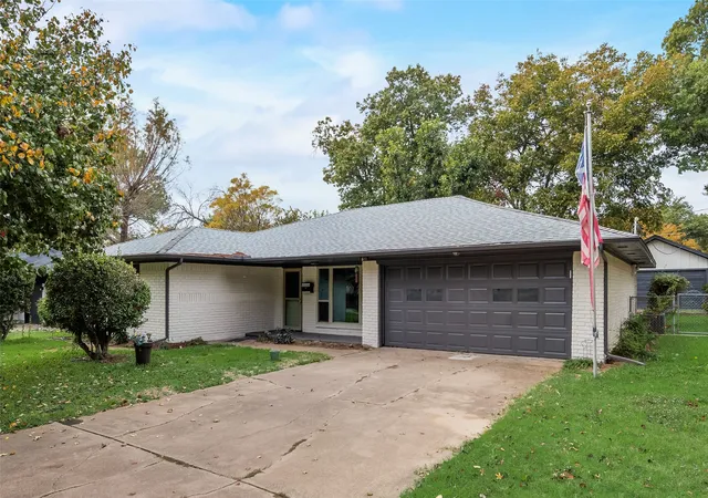 Photo 3 of Sale Pending at 611 Ray Andra Dr, De Soto, TX 75115 | MLS# 21181627 | Listing updated on 2026-07-24