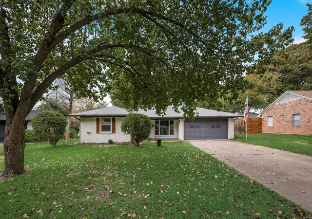 Photo 3 of Sale Pending at 611 Ray Andra Dr, De Soto, TX 75115 | MLS# 21181627 | Listing updated on 2026-07-24