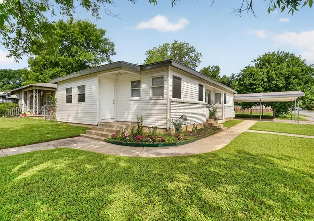 Photo 1 of Sale Pending at 1102 Poindexter Ave, Cleburne, TX 76033 | MLS# 21181916 | Listing updated on 2026-08-26