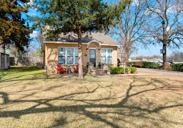 Homes for sale in Mt Pleasant, TX | 1702 W 1st St, Mt Pleasant, TX 75455 | MLS# 21182024