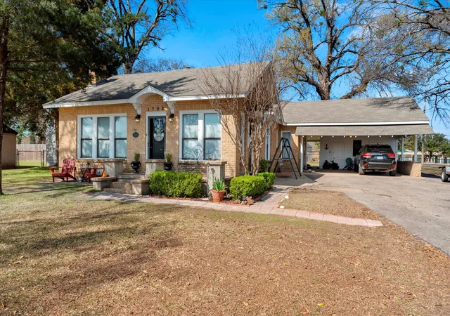 Homes for sale in Mt Pleasant, TX | 1702 W 1St St, Mt Pleasant, TX 75455 | MLS# 21182024