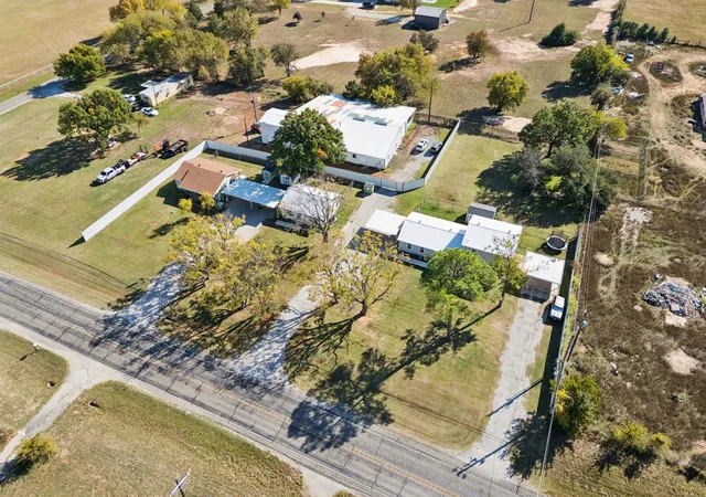 Photo 3 of Single family home for sale at 1060 E Reno Rd, Azle, TX 76020 | MLS# 21182190 | Listing updated on 2026-09-07