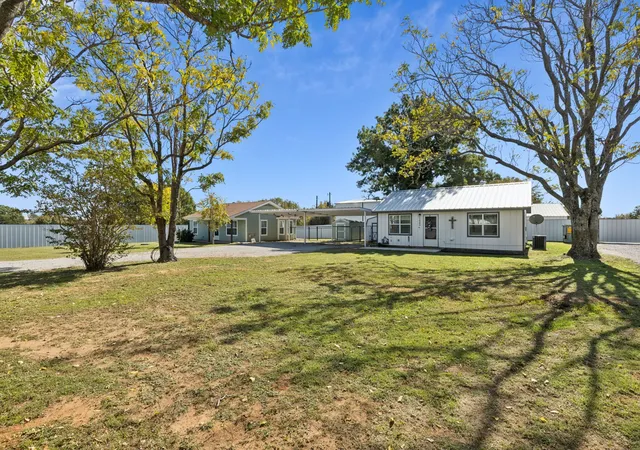 Photo 4 of Single family home for sale at 1060 E Reno Rd, Azle, TX 76020 | MLS# 21182190 | Listing updated on 2026-09-07