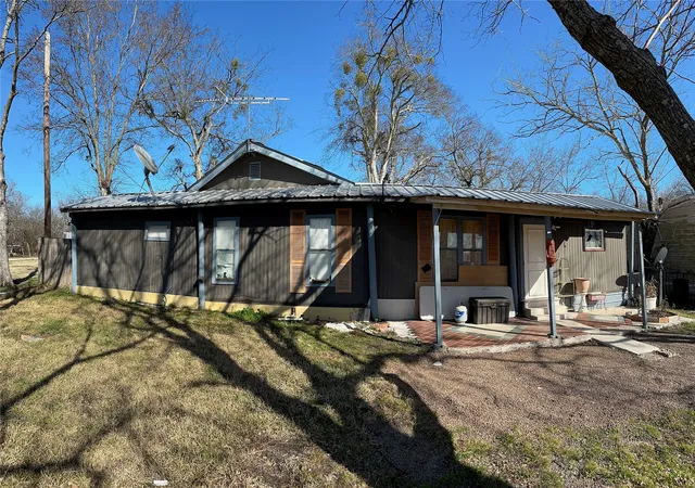 Homes for sale in Barry, TX | 202 Cottonwood St, Barry, TX 75102 | MLS# 21182758
