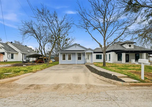 Photo 3 of Single family home for sale at 702 N Church St, Decatur, TX 76234 | MLS# 21180006 | Listing updated on 2026-08-18