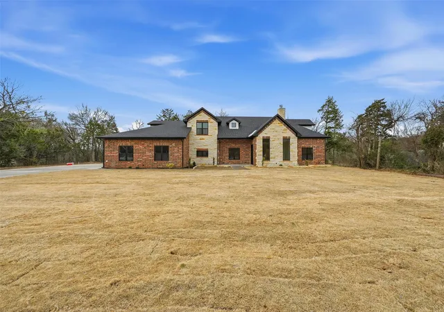Photo 2 of Single family home for sale at 326 Willow Creek Ln, Red Oak, TX 75154 | MLS# 21183257 | Listing updated on 2026-10-03
