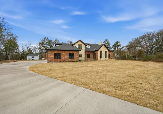 Photo 3 of Single family home for sale at 326 Willow Creek Ln, Red Oak, TX 75154 | MLS# 21183257 | Listing updated on 2026-10-03