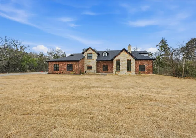Photo 3 of Single family home for sale at 326 Willow Creek Ln, Red Oak, TX 75154 | MLS# 21183257 | Listing updated on 2026-10-03