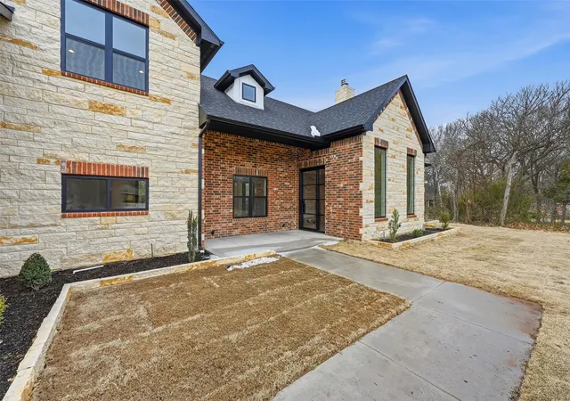 Photo 4 of Single family home for sale at 326 Willow Creek Ln, Red Oak, TX 75154 | MLS# 21183257 | Listing updated on 2026-10-03