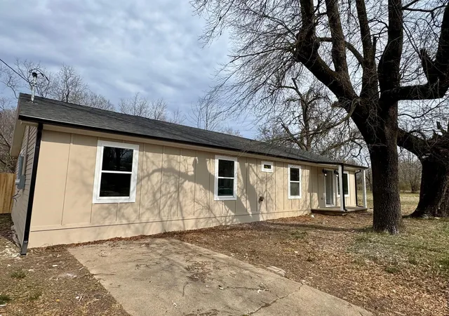 Homes for sale in Paris, TX | 1844 W Houston St, Paris, TX 75460 | MLS# 21184309