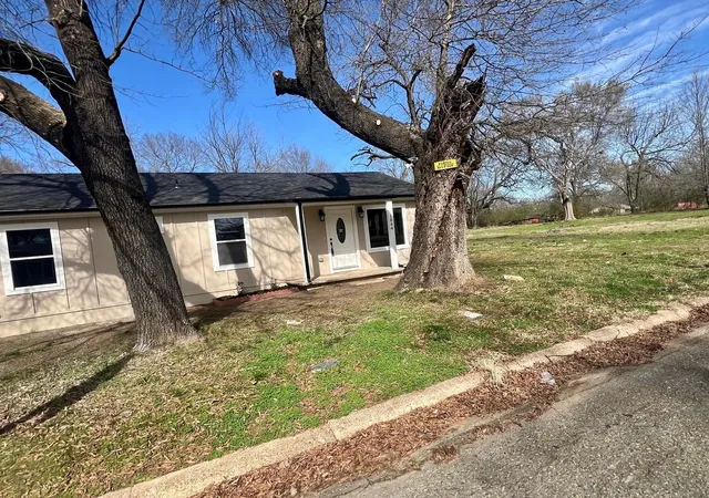 Homes for sale in Paris, TX | 1844 W Houston St, Paris, TX 75460 | MLS# 21184309