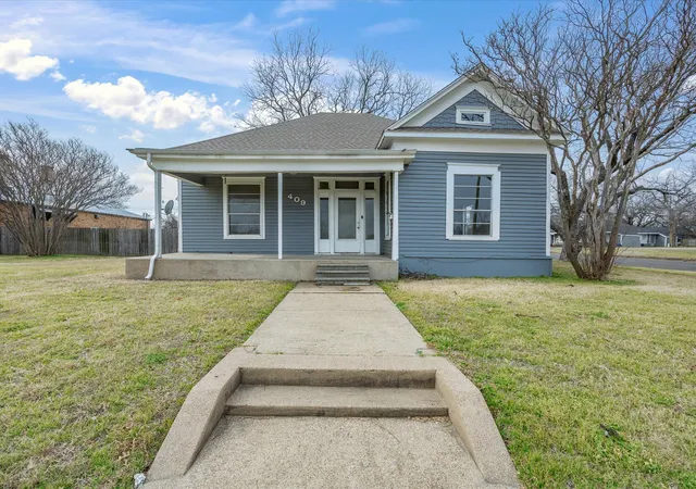 Homes for sale in Ennis, TX | 409 Nw Main St, Ennis, TX 75119 | MLS# 21184001