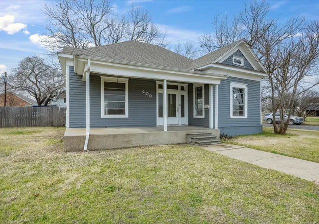 Homes for sale in Ennis, TX | 409 Nw Main St, Ennis, TX 75119 | MLS# 21184001