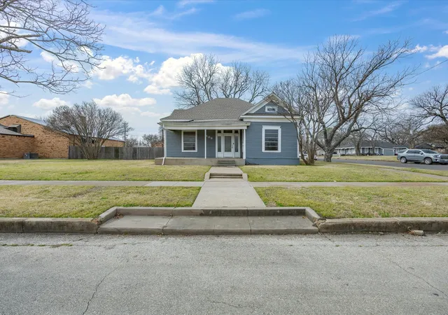 Homes for sale in Ennis, TX | 409 Nw Main St, Ennis, TX 75119 | MLS# 21184001