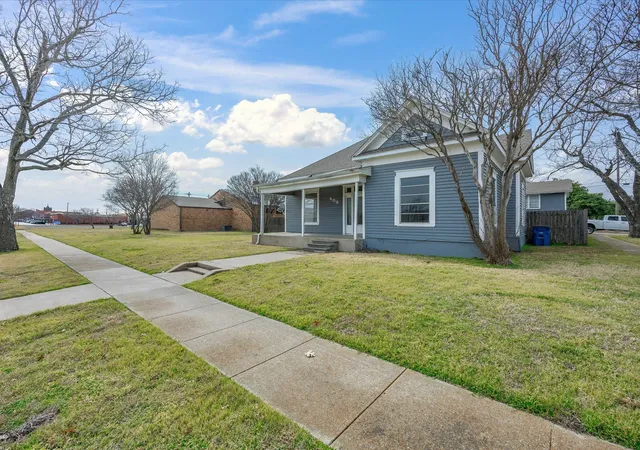 Homes for sale in Ennis, TX | 409 Nw Main St, Ennis, TX 75119 | MLS# 21184001