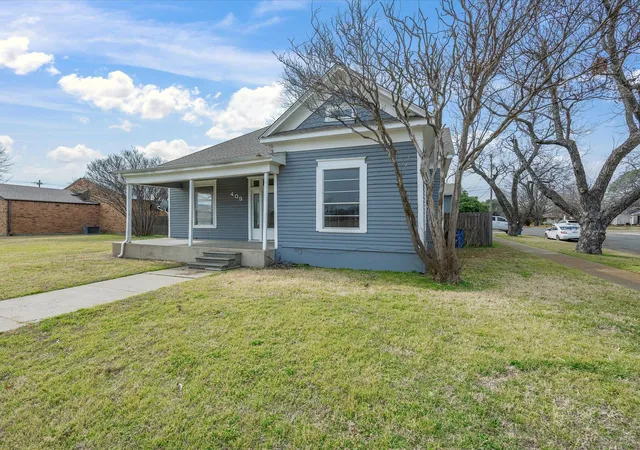 Homes for sale in Ennis, TX | 409 Nw Main St, Ennis, TX 75119 | MLS# 21184001