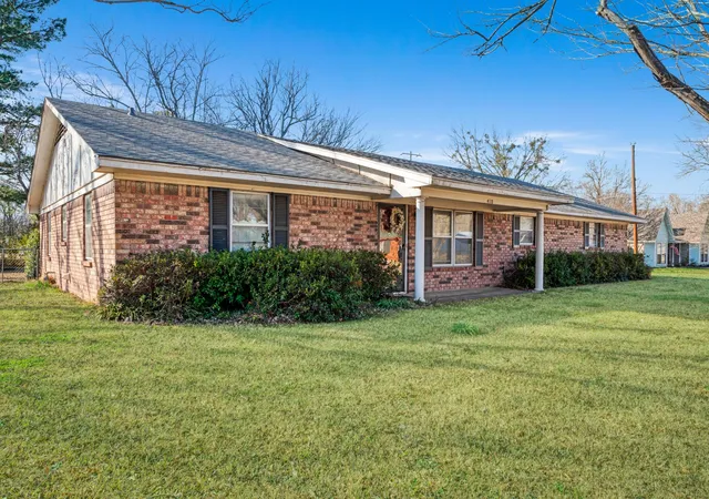 Single family home for sale at 410 S Bois Darc St, Blossom, TX 75416 | MLS# 21184027