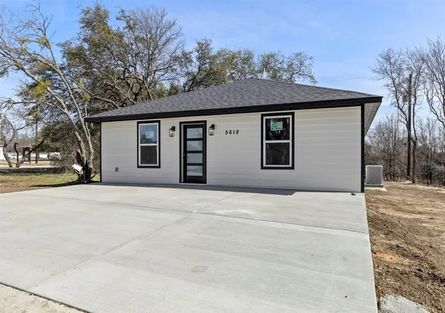 Homes for sale in Granbury, TX | 5619 Lake Granbury Trail, Granbury, TX 76048 | MLS# 21184941