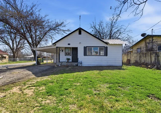 Homes for sale in Lipan, TX | 116 E Lipan Dr, Lipan, TX 76462 | MLS# 21185093