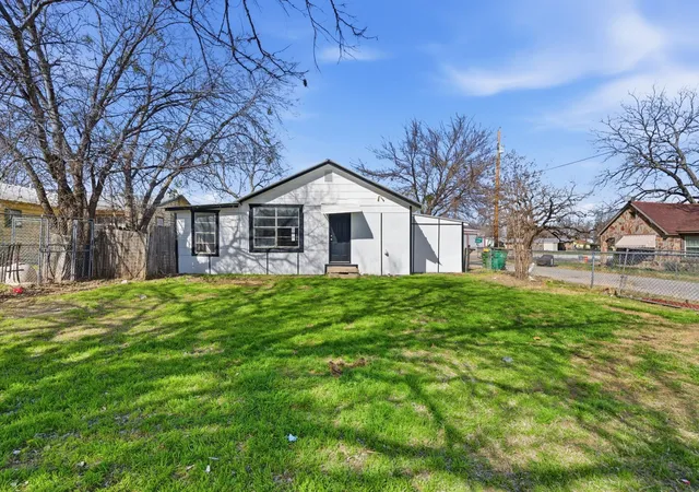 Homes for sale in Lipan, TX | 116 E Lipan Dr, Lipan, TX 76462 | MLS# 21185093