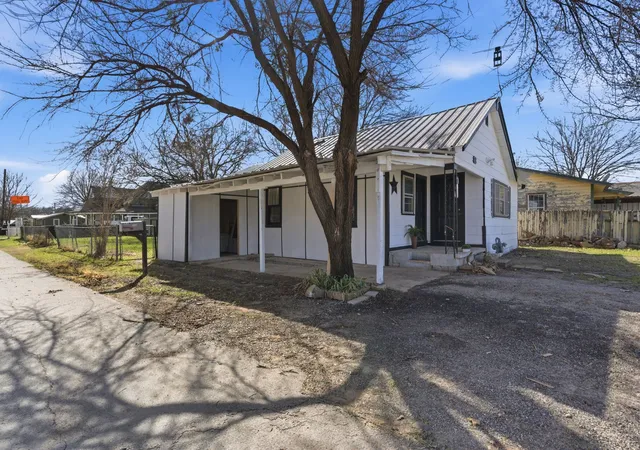Homes for sale in Lipan, TX | 116 E Lipan Dr, Lipan, TX 76462 | MLS# 21185093