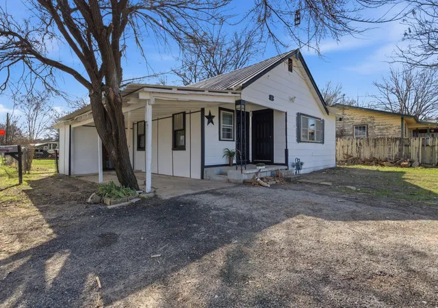 Homes for sale in Lipan, TX | 116 E Lipan Dr, Lipan, TX 76462 | MLS# 21185093