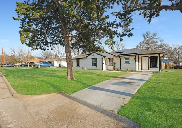 2nd image of 709 Dallas St, Grand Prairie, TX 75051 | MLS# 21152674