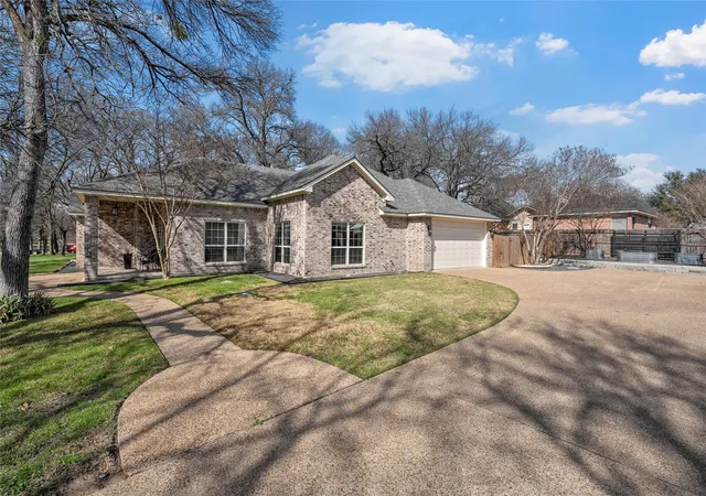 Photo 2 of Single family home for sale at 117 Lost Oaks Dr, Waco, TX 76705 | MLS# 21184139 | Listing updated on 2026-08-30