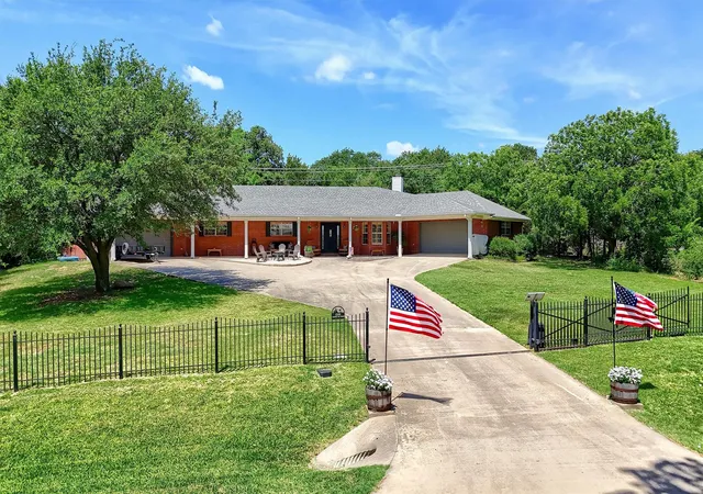 Homes for sale in Gainesville, TX | 1246 Kiowa Dr W, Gainesville, TX 76240 | MLS# 21185263