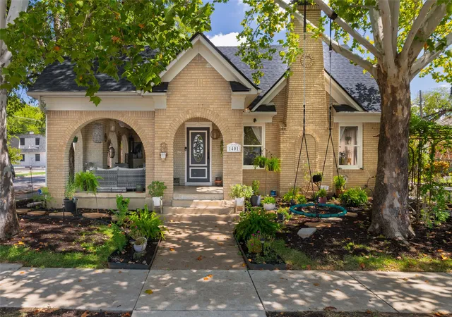 1st image of 1401 5th Ave, Fort Worth, TX 76104 | MLS# 21185478