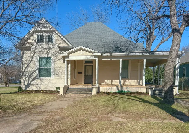 Photo 2 of Sale Pending at 931 N 12th St, Waco, TX 76707 | MLS# 21185452 | Listing updated on 2026-07-17
