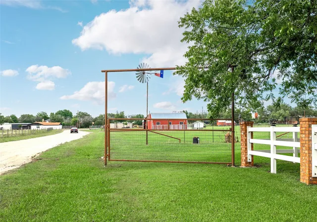Photo 3 of Sale Pending at 4700 Oak Ridge Dr, Brownwood, TX 76801 | MLS# 21186483 | Listing updated on 2026-07-27