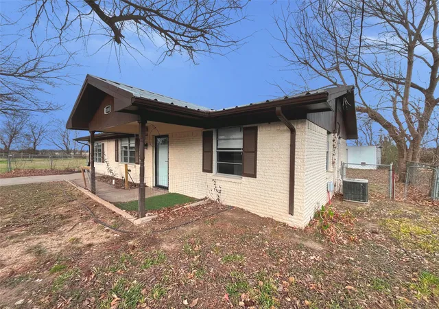 Photo 2 of Single family home for sale at 1000 S Andrea Dr, Mabank, TX 75147 | MLS# 21186743 | Listing updated on 2026-07-15
