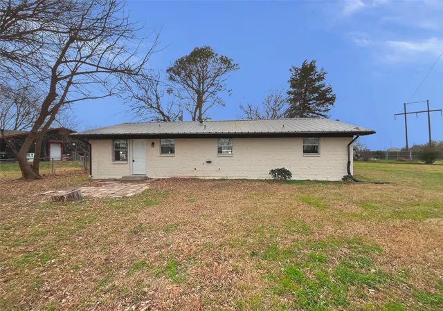 Photo 3 of Single family home for sale at 1000 S Andrea Dr, Mabank, TX 75147 | MLS# 21186743 | Listing updated on 2026-07-15