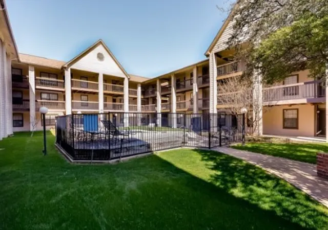 2nd image of 218 N Texas Blvd, Denton, TX 76201