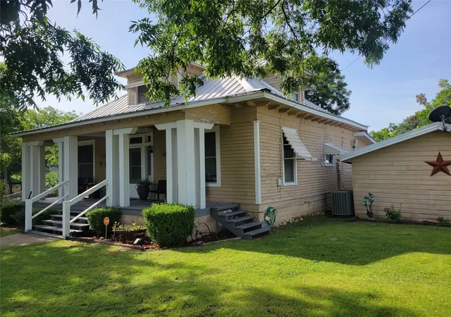 Homes for sale in Comanche, TX | 706 W Wrights Ave, Comanche, TX 76442 | MLS# 21187381