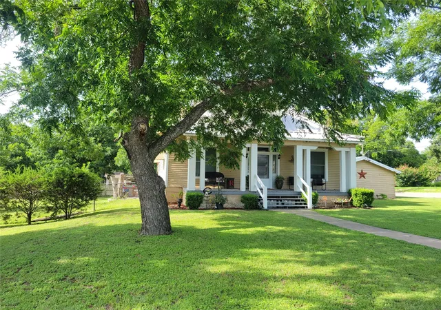 Photo 2 of Single family home for sale at 706 W Wrights Ave, Comanche, TX 76442 | MLS# 21187381 | Listing updated on 2026-07-08