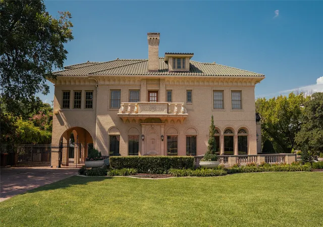 Photo 3 of Mansion for sale at 1001 Elizabeth Blvd, Fort Worth, TX 76110 | MLS# 21182608 | Listing updated on 2026-08-28