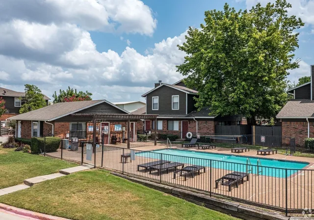 2nd image of 1122 Millview Dr, Arlington, TX 76012