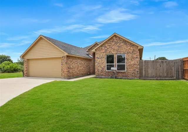 Photo 2 of Single family home for sale at 3101 Eastcrest Ct, Fort Worth, TX 76105 | MLS# 21183546 | Listing updated on 2026-08-31