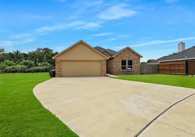 Photo 3 of Single family home for sale at 3101 Eastcrest Ct, Fort Worth, TX 76105 | MLS# 21183546 | Listing updated on 2026-08-31