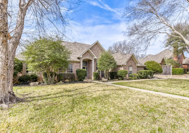 Photo 2 of Single family home for sale at 27 Wellington Oaks Cir, Denton, TX 76210 | MLS# 21133282 | Listing updated on 2026-10-02